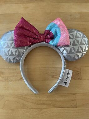 Disney Parks Epcot Spaceship
Earth Bubble Gum Wall
Minnie Mouse Ears Headband